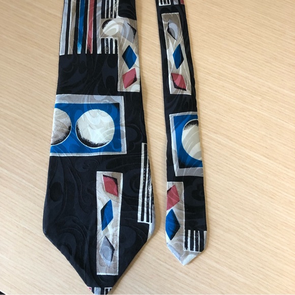 💕2/$30 💕Club International Tip Top 100% Silk Patterned Tie - Picture 2 of 5